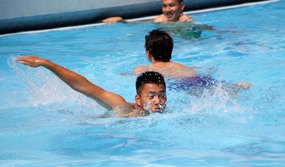 Hòa mình trong làn nước xanh mang đến cảm giác sảng khoái, sau khi các cầu thủ U19 Việt Nam đã có một trận đấu khó khăn trước U19 Australia.