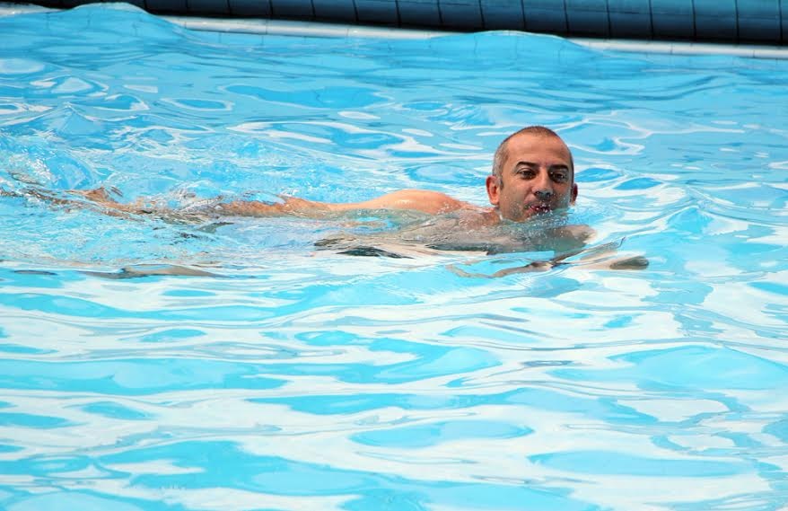 HLV Graechen cũng hào hứng trổ tài bơi lội.