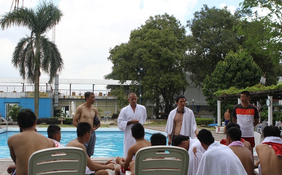Sau khi nghỉ ngơi, thư giãn, HLV Graechen đã cho họp đội ngay bên cạnh bể bơi.