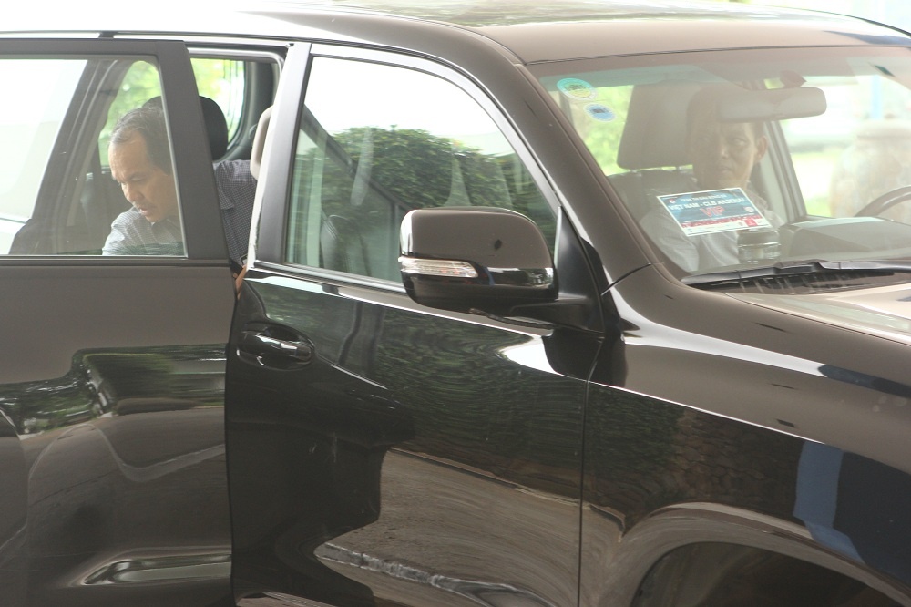 Theo kế hoạch, bầu Đức sẽ đến thăm đội lúc 9h ngày 8/9. Nhưng do bận công việc kinh doanh, mãi tới 11h30 ông mới tới khách sạn