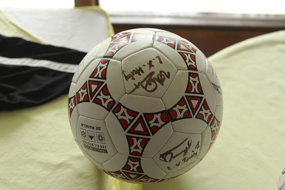 Trái bóng có chữ ký của các cầu thủ U19 Việt Nam.