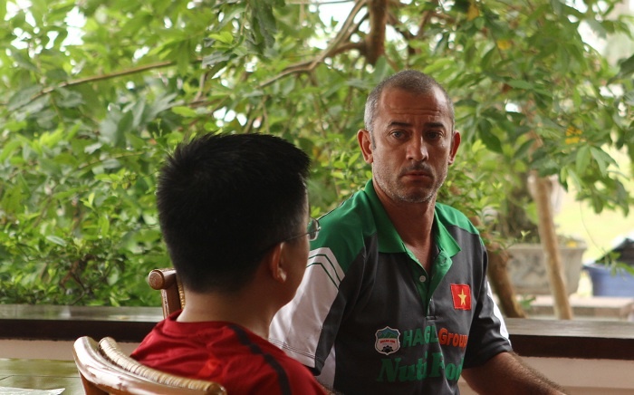 HLV Graechen tranh thủ trao đổi một số vấn đề của U19 Việt Nam cùng cộng sự.