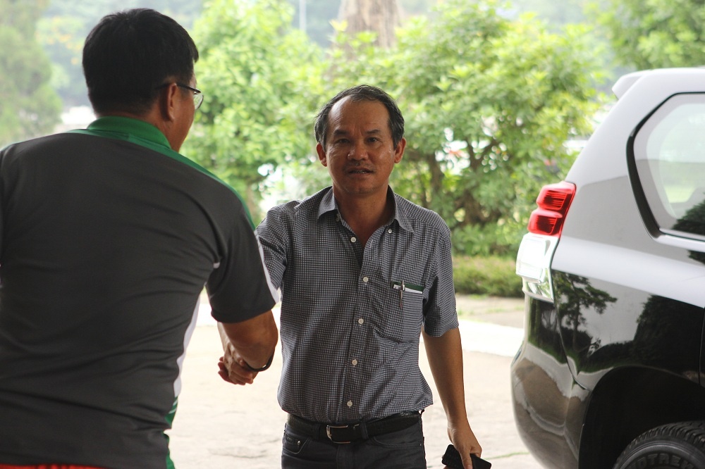 Trưởng đoàn Dương Vũ Lâm ra đón bầu Đức ở sảnh khách sạn.