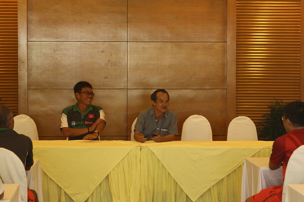 Trong khoảng 30 phút trò chuyện cùng U19 Việt Nam, bầu Đức nhấn mạnh tới sự cống hiến vì tinh thần màu cờ sắc áo Tổ quốc mà ông rất kỳ vọng ở các cầu thủ trẻ.