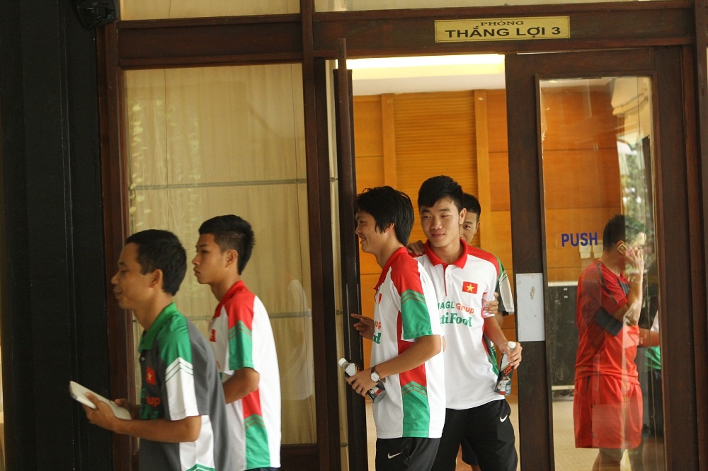 Sau đó, trong khi các cầu thủ đi ăn trưa...