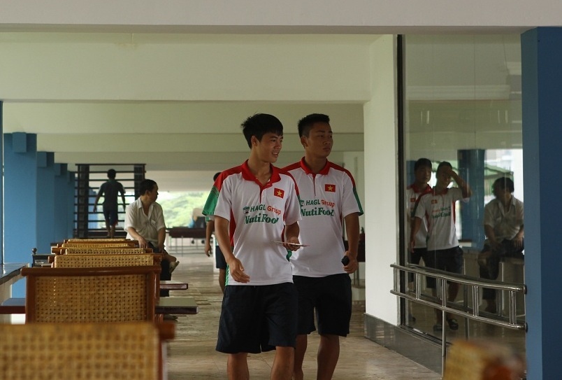 Trước đó khá lâu, các cầu thủ đã tập trung đông đủ dưới sảnh để chờ người đứng đầu Tập đoàn HAGL.