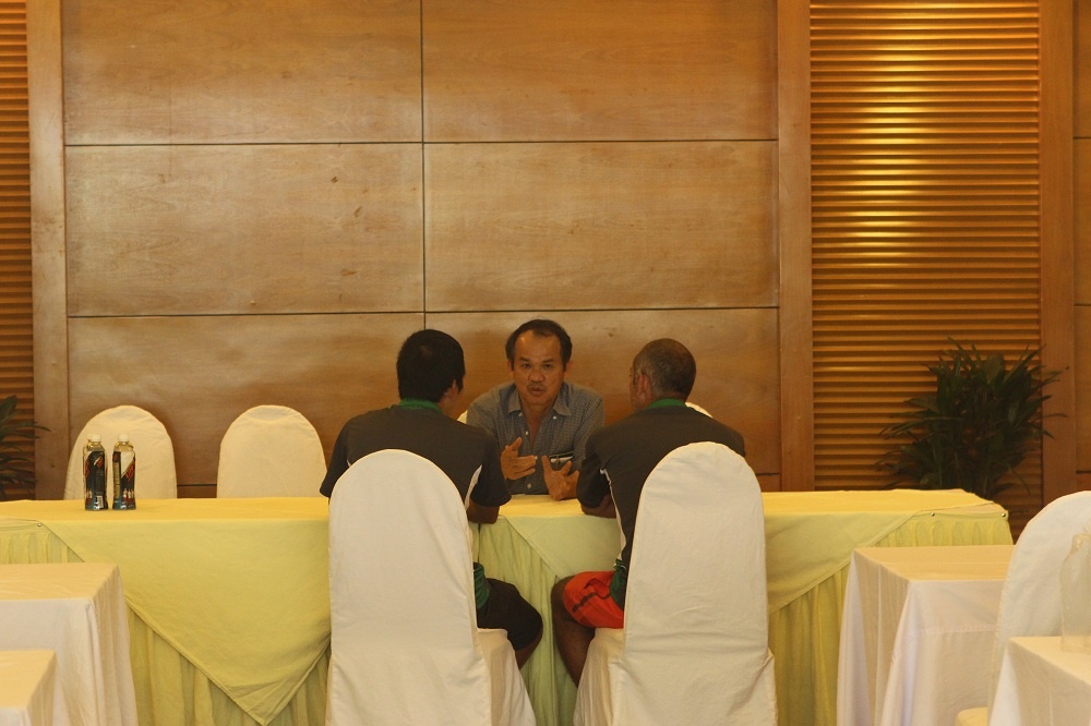 ...bầu Đức vẫn ngồi nán lại cùng HLV Graechen để tiếp tục trao đổi về tình hình của U19 Việt Nam.