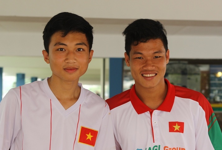 Đông Triều đã bình phục chấn thương, anh vui vẻ chụp hình cùng một fan hôm mộ chờ đợi từ sáng.