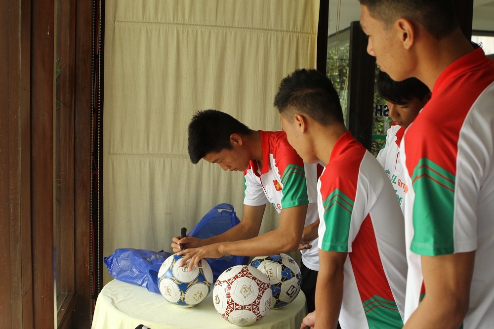 ... và bóng để tặng cổ động viên.