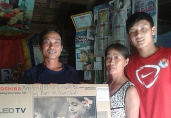 Anh trai Cong Phuong ra Ha Noi co vu em thi dau hinh anh