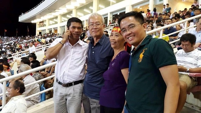 Bố bận việc nhà nên chỉ có mình mẹ Công Phượng ra Hà Nội cổ vũ con trai thi đấu.