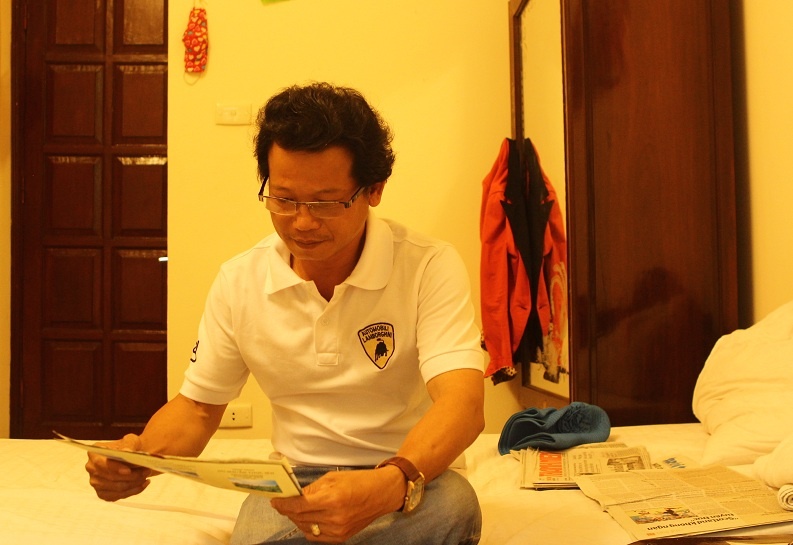 Anh Xuân cả ngày đọc báo để cập nhật tin tức của U19 Việt Nam, nhất là chuyện chấn thương của Đông Triều.
