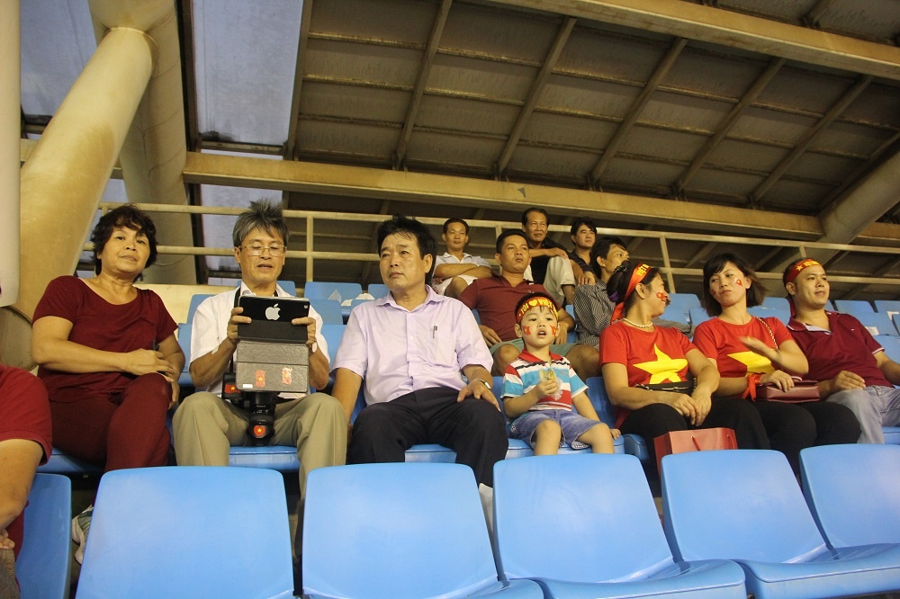 Gia đình tiền vệ Xuân Trường trên khán đài sân Mỹ Đình.