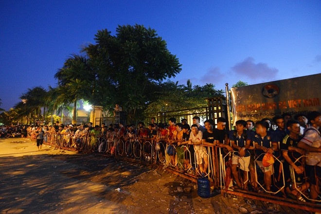 Rất đông người hâm mộ đã chầu trực mua vé từ đêm 11/9.