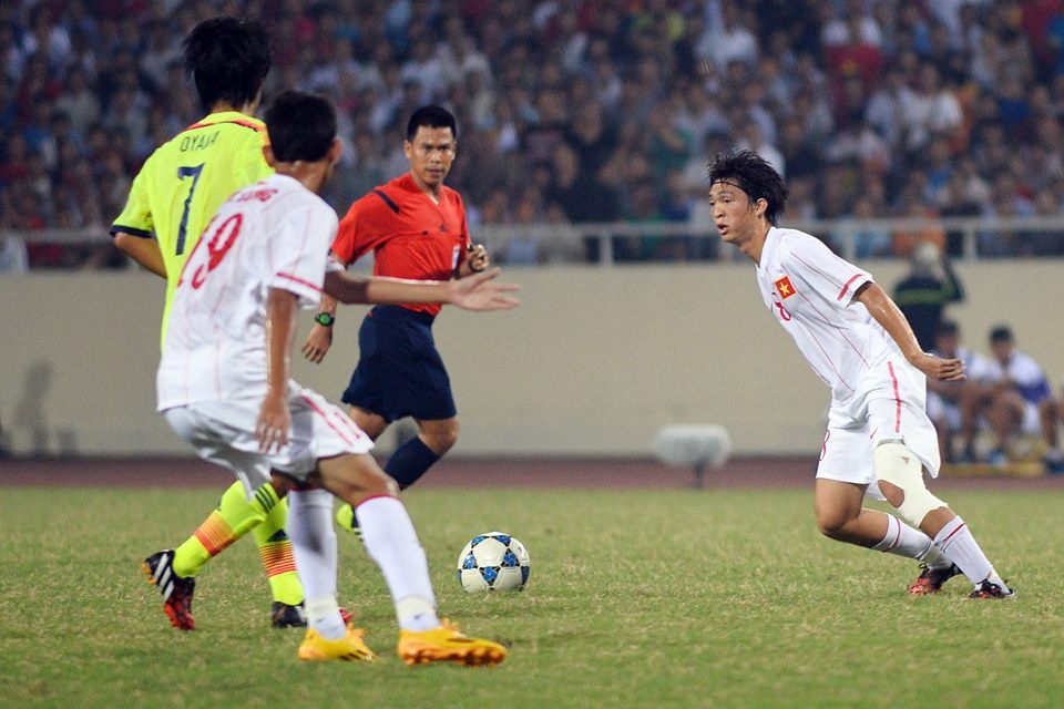 Với cái đầu gối băng trắng, Tuấn Anh cũng rất hạn chế tranh chấp.