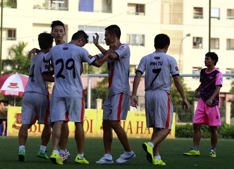 Đội bóng H.A.T của ca sĩ Tuấn Hưng vượt lên dẫn trước 1-0 nhờ bàn thắng của Mai Tiến Thành