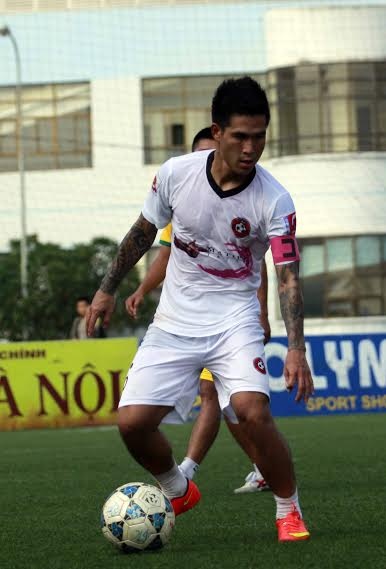 ... và Quốc Long trong màu áo của Tin lớn & Anh em.