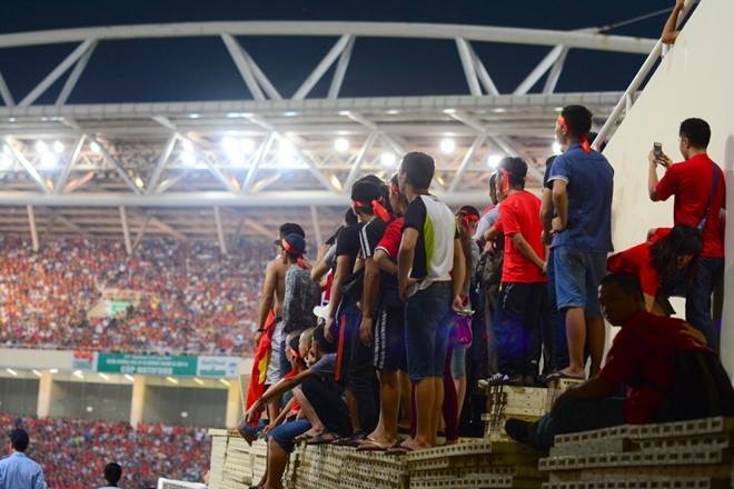 Tất cả mọi khoảng trống đều được tận dụng để theo dõi trận đấu.