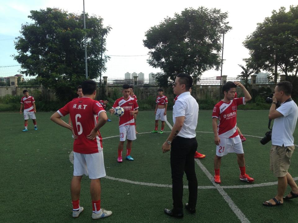 Ca si Tuan Hung dung ngoai chi dao sao V.League thi dau hinh anh