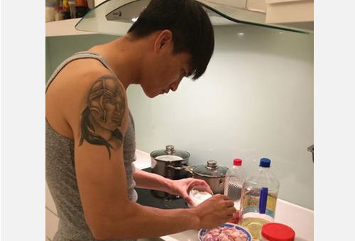 Cong Vinh vao bep nau an sau tin don chia tay SLNA hinh anh