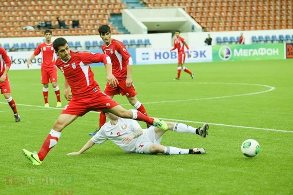 Cầu thủ Olympic Iran gục ngã trược sự kỷ luật và chặt chẽ của đối thủ.