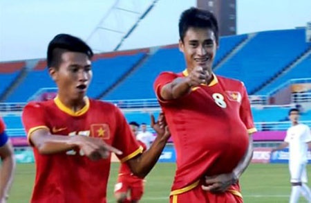 Minh Tuấn dành tặng bàn thắng cho bà xã đang mang thai em bé thứ hai.