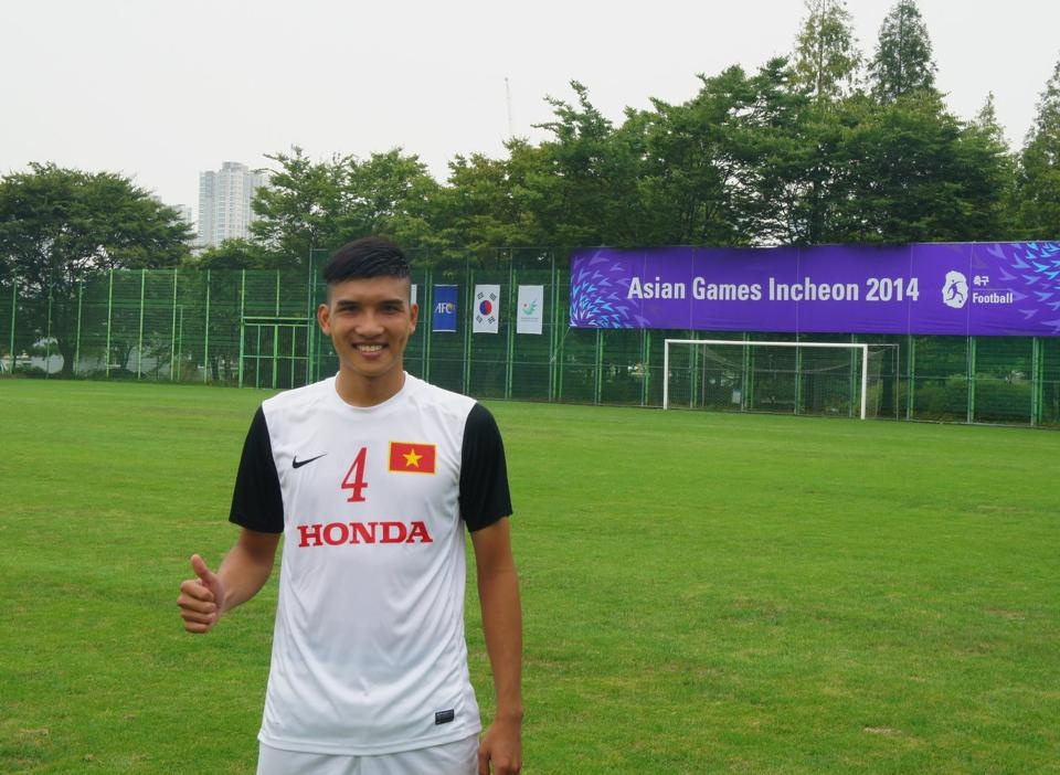 Trung vệ Duy Khánh đã quay trở lại tập luyện nhưng hàng phòng ngự của Olympic Việt Nam vẫn tiềm ẩn nhiều nguy cơ. Ảnh: FBNV