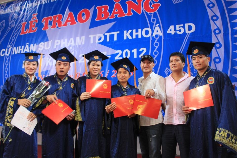 Tuyết Mai (thứ 3 từ trái sang) trong ngày nhận bằng tốt nghiệp Đại học TDTT Từ Sơn.