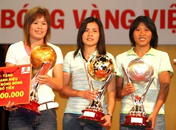 Tuyết Mai (bìa trái) nhận danh hiệu Quả bóng đồng Việt Nam năm 2008.