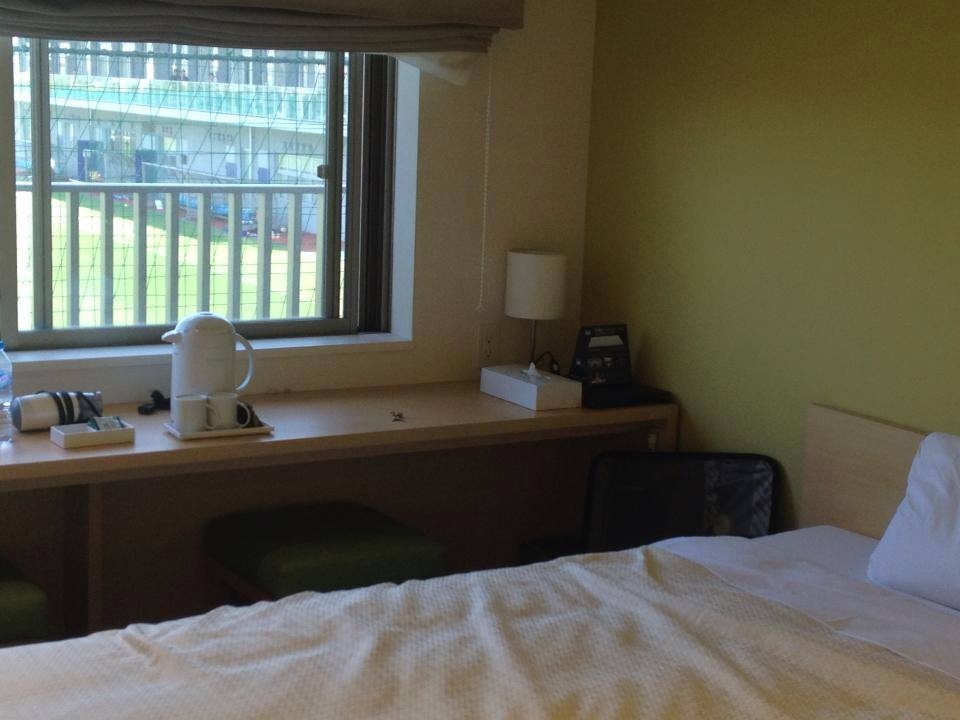 Phòng ngủ của các cầu thủ nhìn thẳng ra sân tập.