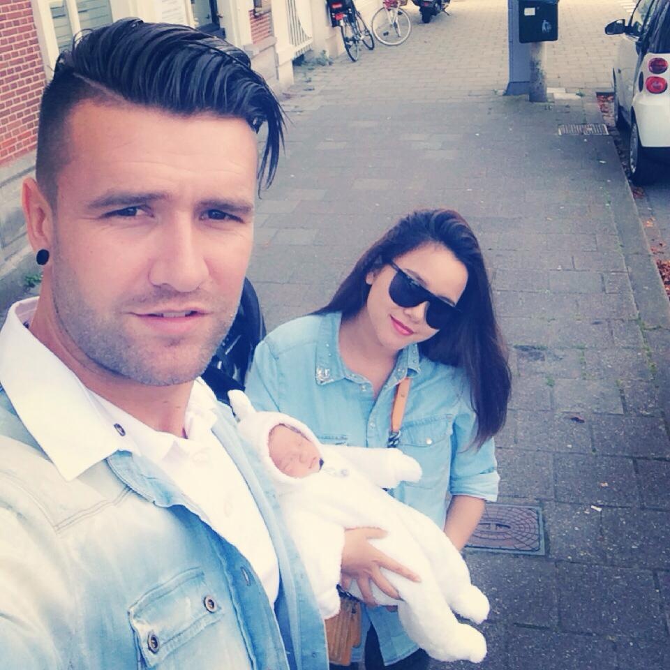 Chưa đầy một tháng sau khi sinh em bé ngày 18/9, gia đình hạnh phúc của DJ Myno đã cùng nhau ra ngoài đi dạo 