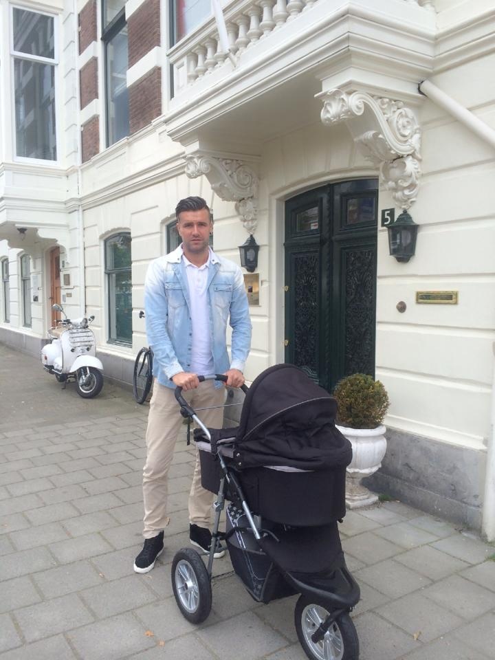 Ông xã Hà Lan của DJ Myno với niềm hạnh phúc được làm cha. Mạnh mẽ trên sân cỏ V.League nhưng ngoài đời Danny van Bakel là chàng trai rất dịu dàng và tình cảm với gia đình. 