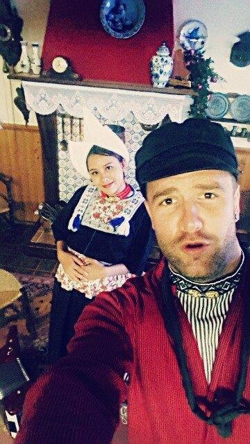 Trung vệ Danny van Bakel và DJ Myno hóa thân thành những nông dân Hà Lan trong shot hình kỷ niệm.