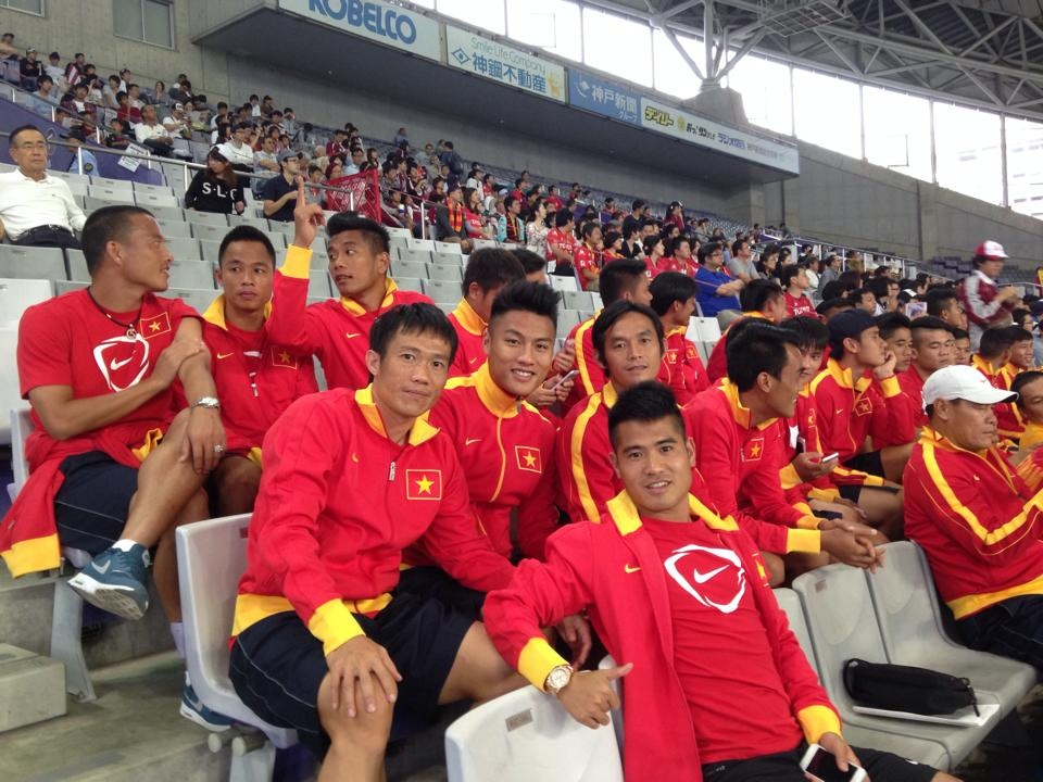 Vào buổi chiều, toàn đội đã di chuyển tới thành phố Kobe để theo dõi trận đấu Vissel Kobe - Nagoya Grampus