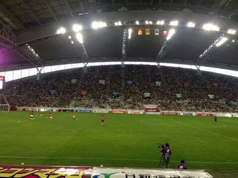 Quang cảnh sân vận động Kobe trước giờ bóng lăn.