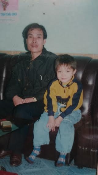 Tuấn Anh và bố khi còn nhỏ.