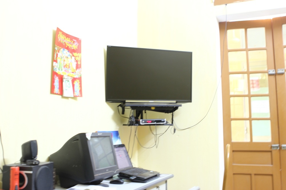 Ông Dung lắp thêm chiếc tivi trong phòng làm việc ở cơ quan để tiện theo dõi con trai thi đấu.