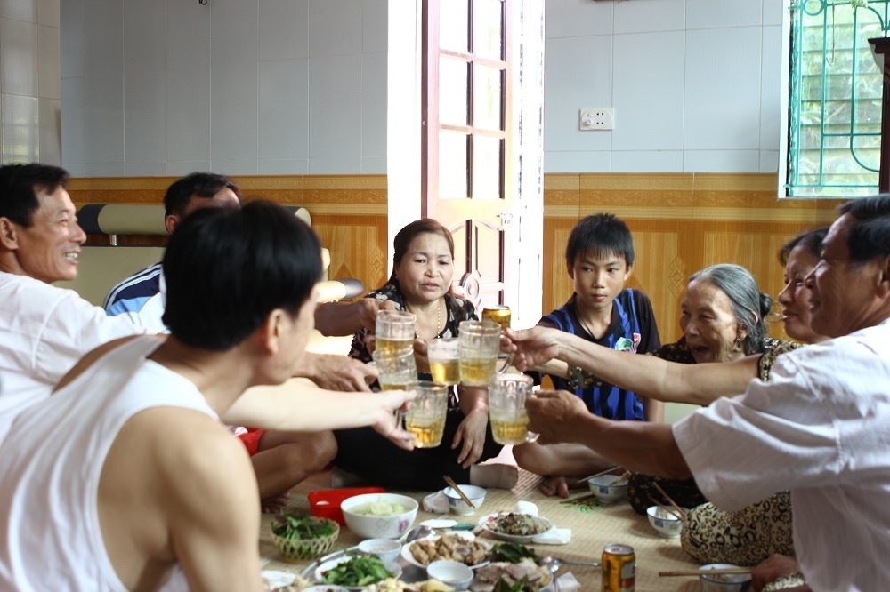 Những kỷ niệm về Tuấn Anh khiến bữa cơm trở nên rôm rả hơn.