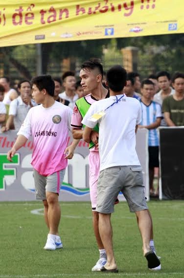 Trong chiến thắng 4-3 trước FC Thành Đồng của Tin lớn & Anh em để bước lên ngôi vô địch, cựu tuyển thủ Olympic VN Sầm Ngọc Đức đã góp công rất lớn.