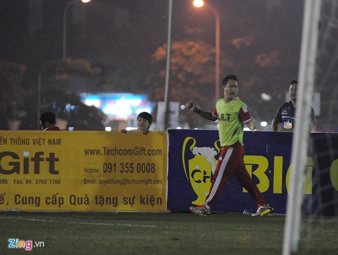 Nhưng do còn thiếu chuyên nghiệp ở sân chơi phong trào nên không ít lần ông bầu Tuấn Hưng đã phải thất vọng khi chứng kiến đội nhà thua trận.