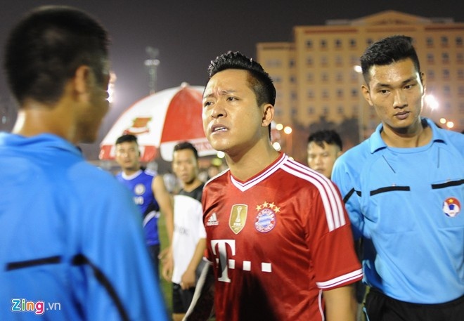 Đỉnh điểm của sự thất vọng đó là việc chàng ca sĩ điển trai đã phản ứng trọng tài và bị đuổi khỏi sân vài vòng đấu trước. Còn hiện tại, đội bóng của anh đang đứng trước nguy cơ rớt hạng.