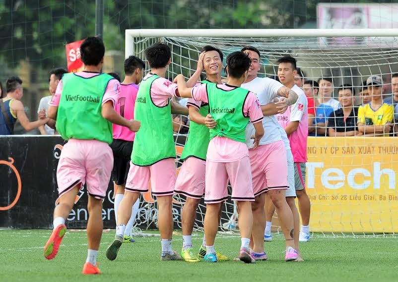 Trong khi H.A.T thi đấu thất vọng thì một đội bóng khác của bạn bè Tuấn Hưng là Tin lớn & Anh em