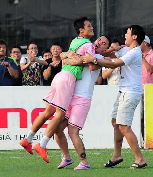 Giây phút hân hoan của Tin lớn & Anh em trong ngày vô địch.