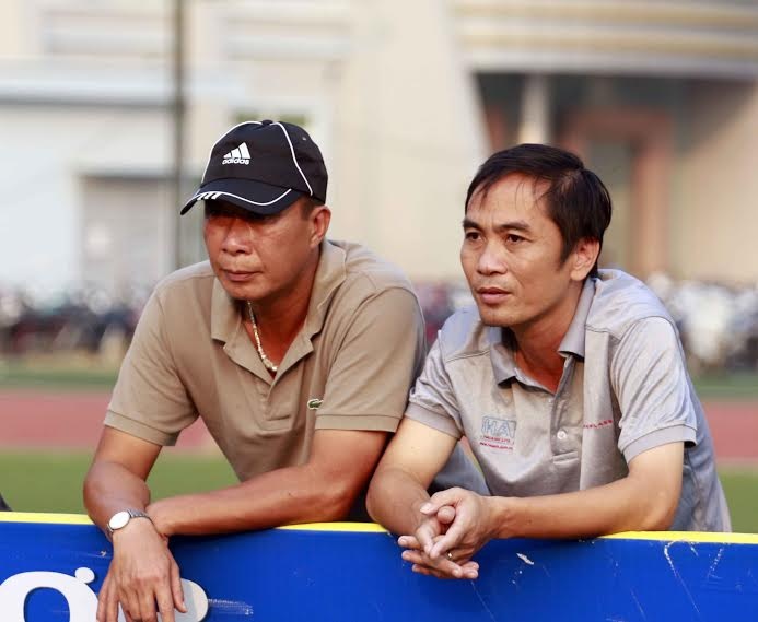 Đến theo dõi trận đấu có cả cựu danh thủ Nguyễn Mạnh Cường (đội mũ) của Thể Công và đội tuyển Việt Nam.