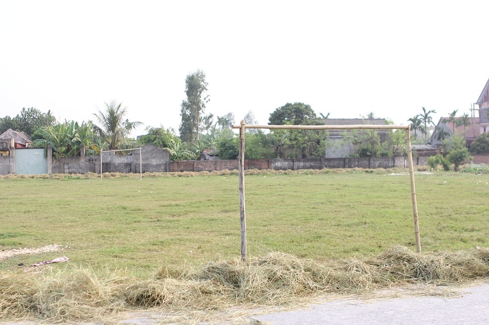 Sân bóng đơn sơ đầu làng với khung thành được làm bằng mấy cây tre. Đây chính là nơi đầu tiên đã chắp cánh cho ước mơ sân cỏ của chàng tiền vệ tài hoa.