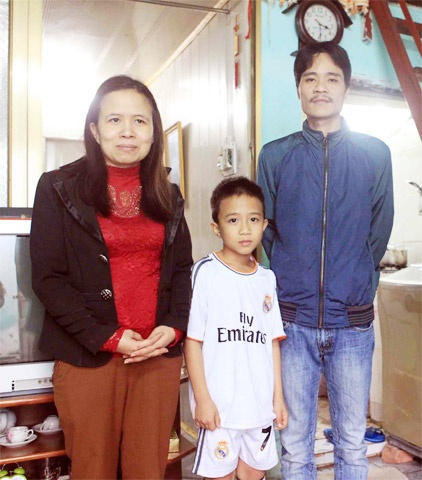 Bố mẹ và em trai của Thanh Tùng. Ảnh: bongdaplus