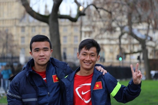 Thanh Tùng (trái) trong chuyến tập huấn tại châu Âu của Học viện HAGL Arsenal JMG.