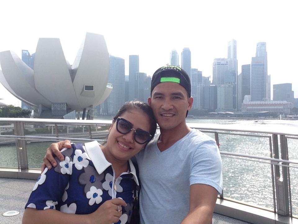 Người đồng đội của Hồng Sơn tại Hà Nội T&T là tiền vệ Sỹ Cường thì có kỳ nghỉ cùng bà xã tại Singapore.