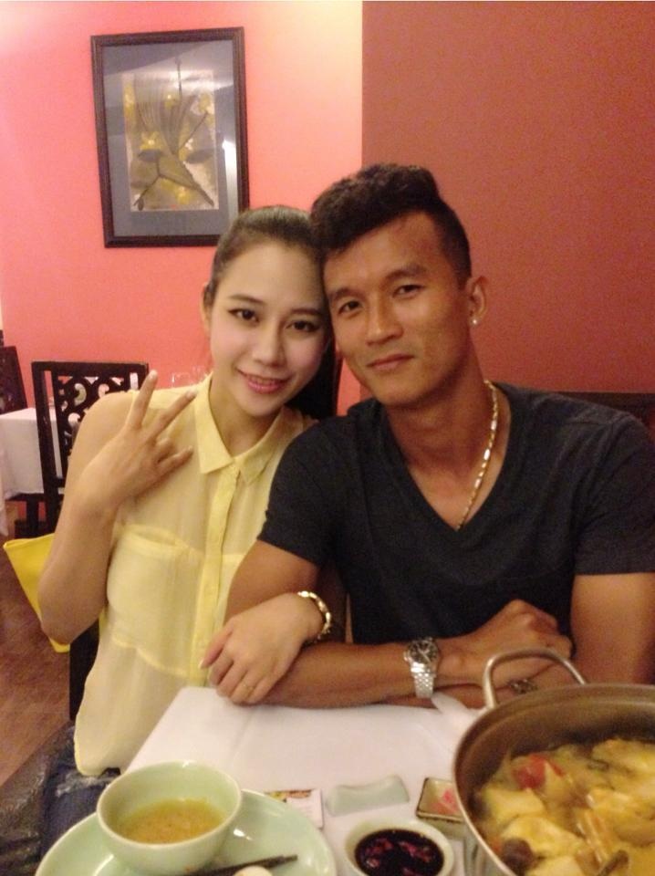 Tiền vệ Mai Tiến Thành cũng không thể ở gần người yêu Trà My nhưng khoảng cách từ