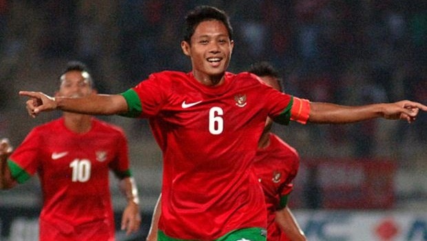 HLV A.Riedl goi 2 sao U19 de doi dau voi tuyen VN hinh anh